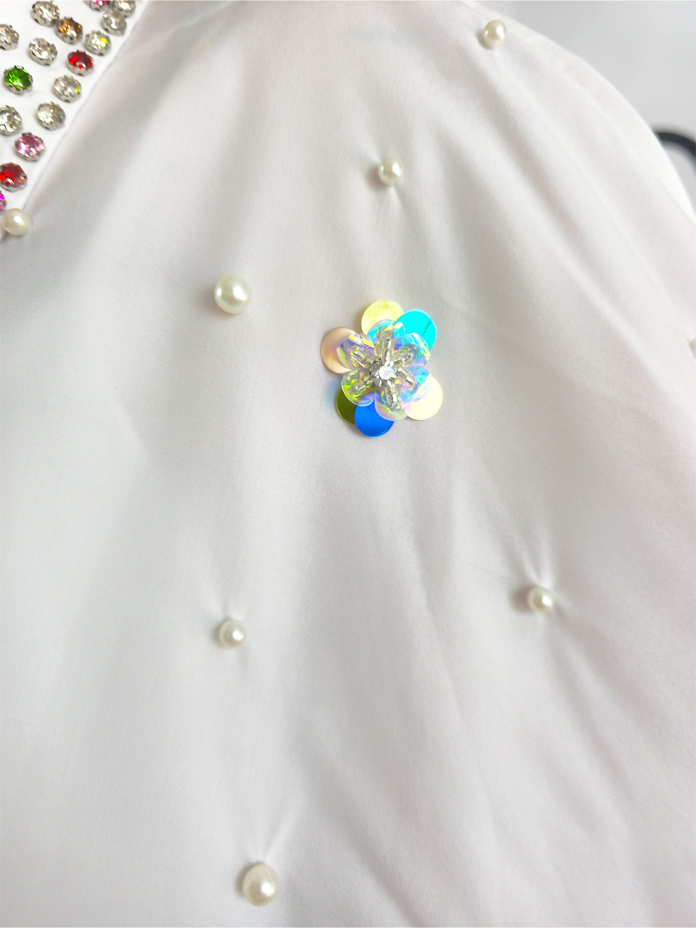 BLUSE MIT STRASSSTEINE