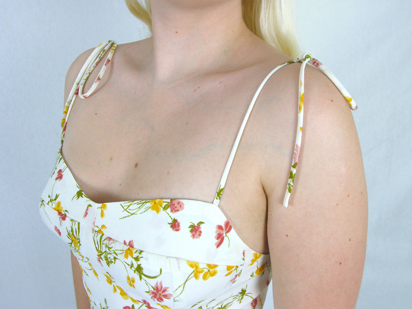 BLUMENKLEID MIT SCHLITZ