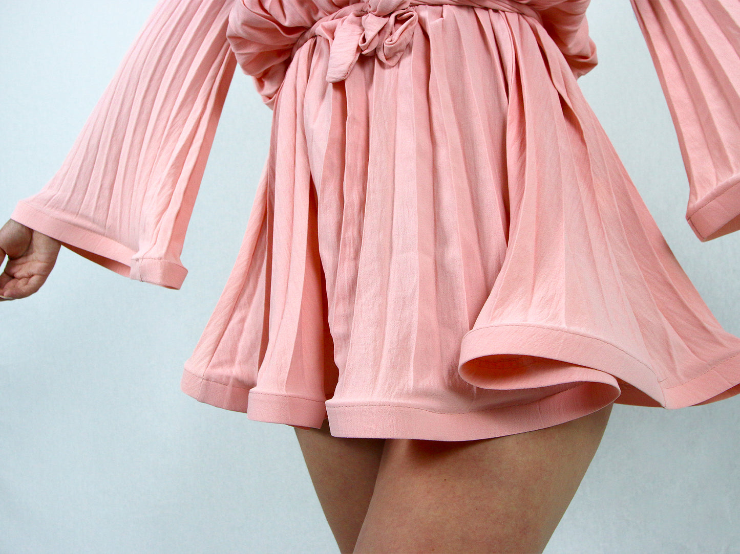 HEATHERKLEID MIT PLISSIERTEN FLÖTENÄRMEL UND RÜSCHEN