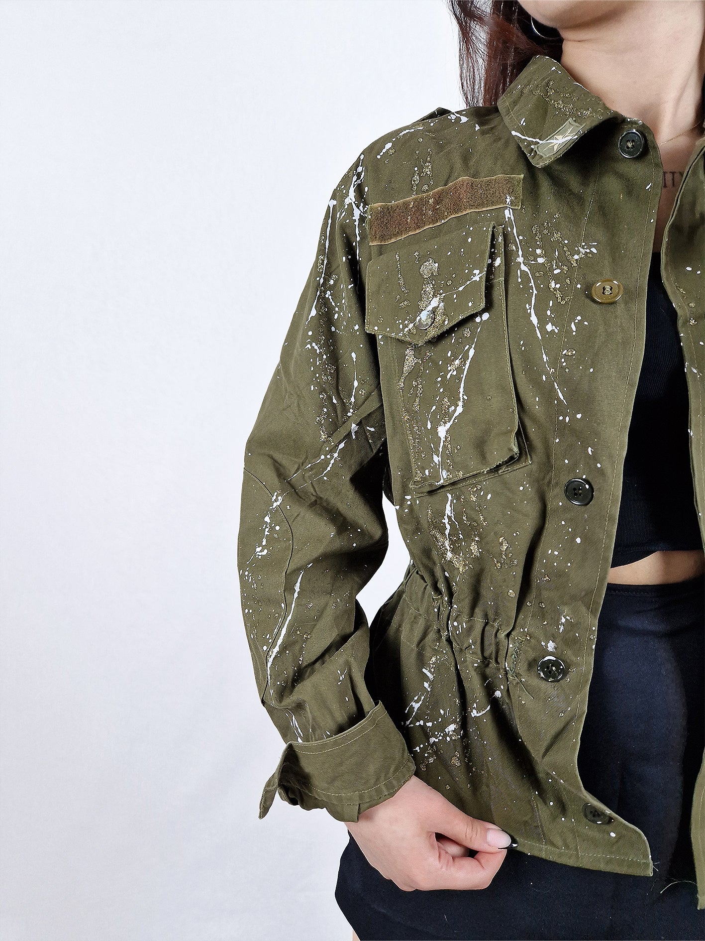 KURZE MILITÄRJACKE MIT PAILLETTEN
