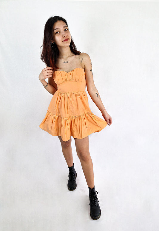 TRÄGERLOSES SOMMERKLEID MIT RÜSCHENDETAILS