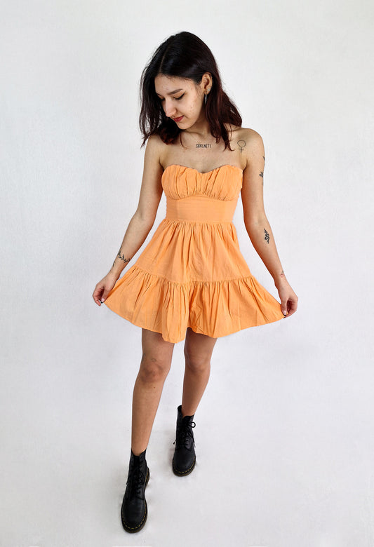 TRÄGERLOSES SOMMERKLEID MIT RÜSCHENDETAILS