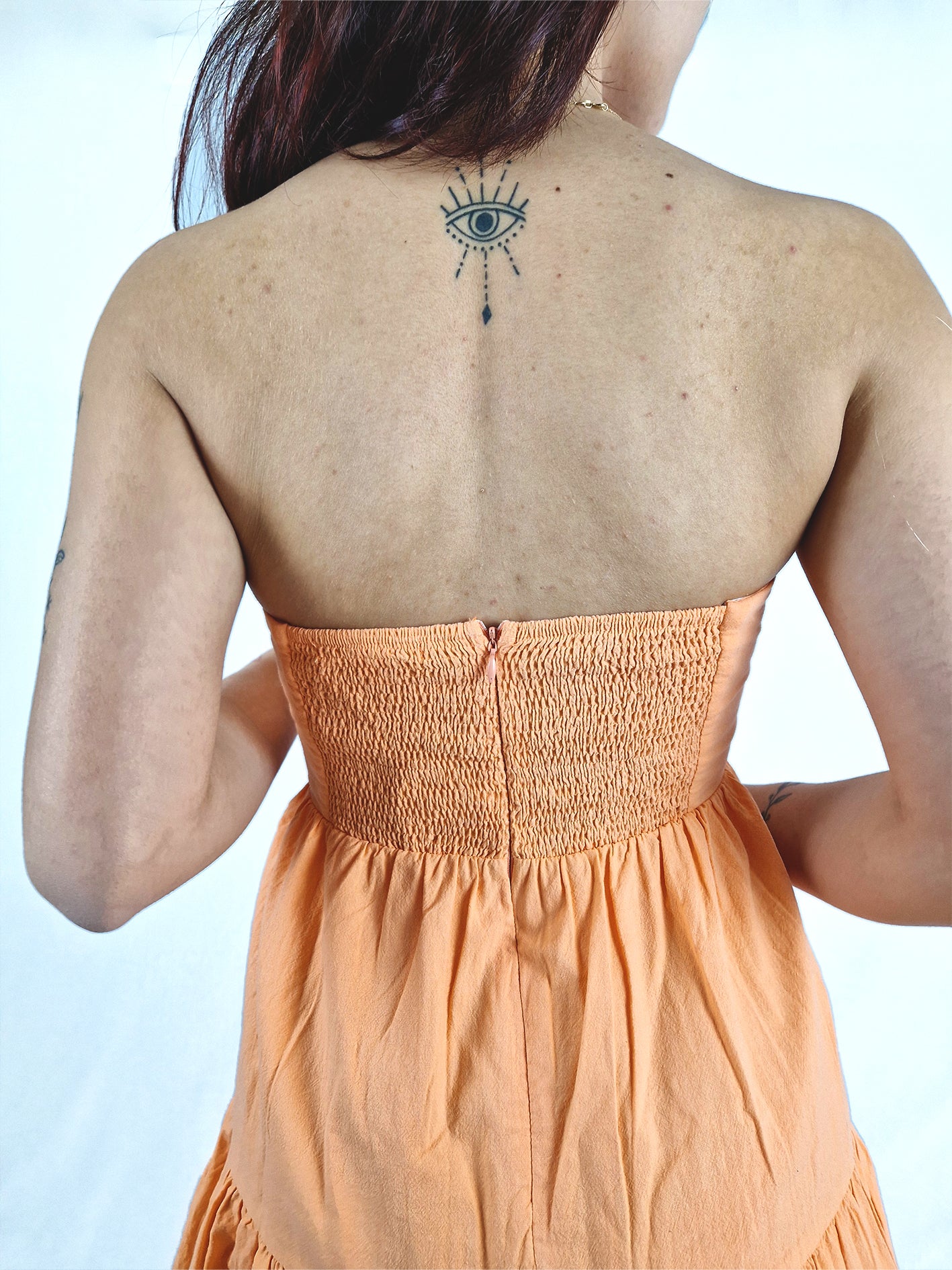 TRÄGERLOSES SOMMERKLEID MIT RÜSCHENDETAILS