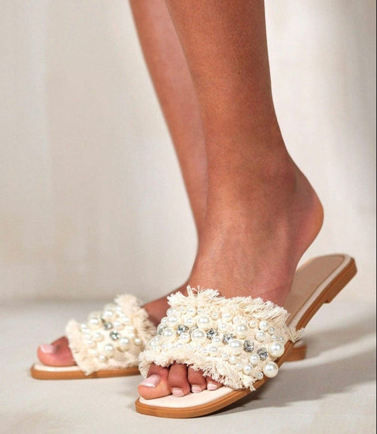 SANDALE MIT PERLENVERZIERUNG